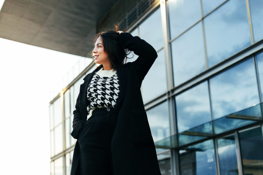 Chica modelo sonríe atardecer callejero