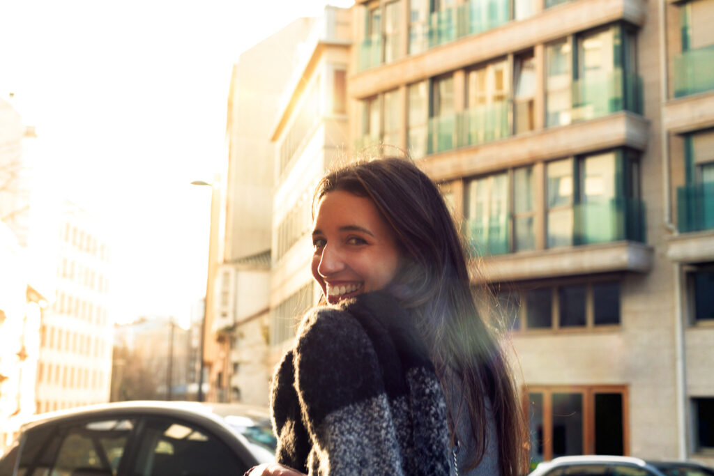 Retrato mujer modelo sonriendo ciudad
